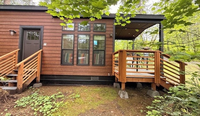 Modern Tiny Home King Bed + 2 Queens in Loft Brand New & Stylish Retreat WiFi
