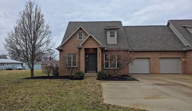 Modern with traditional style 3-bed+ condo, wifi laundry in charming Laurel Oaks