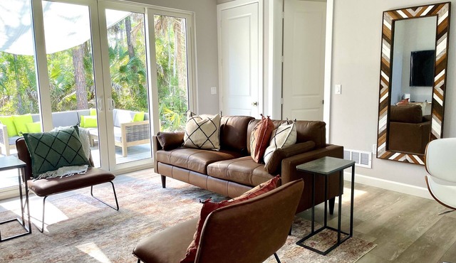 Moninanu - Modern Wooded Cottage in North Naples