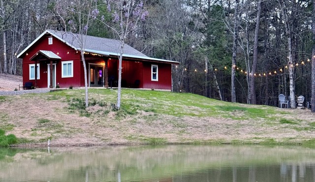 Mountain Cabin, private pond, ride 2 WPG trails, Firepit, private, king, WiFi