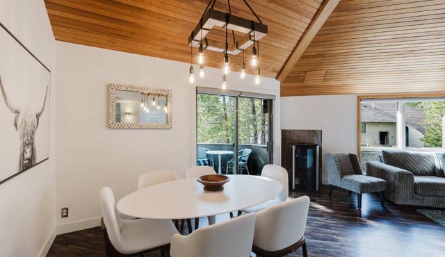 Multi-level home with private hot tub decks and SHARC passes provided in Sunriver