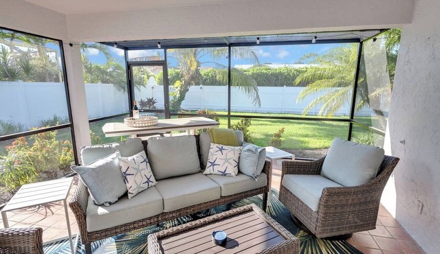 Naples Beautiful 4 BR Home w/ Screened Lanai - Near Beaches, Clean & Comfortable