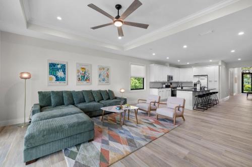 Naples Getaway by Beaches & Pickleball Courts