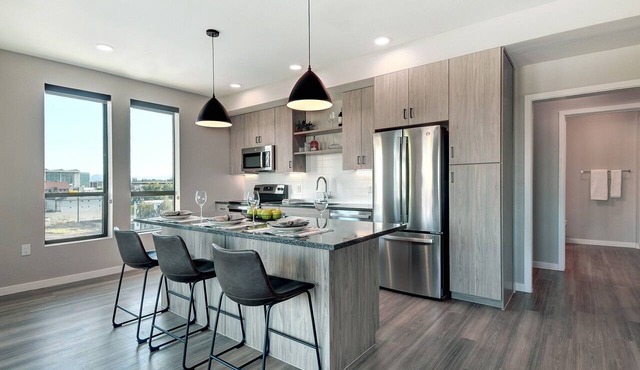 New Listing! Spacious Downtown 2bd with Resort Amenities