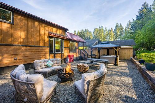 New Luxury Tiny home with Covered hot tub and fire pit