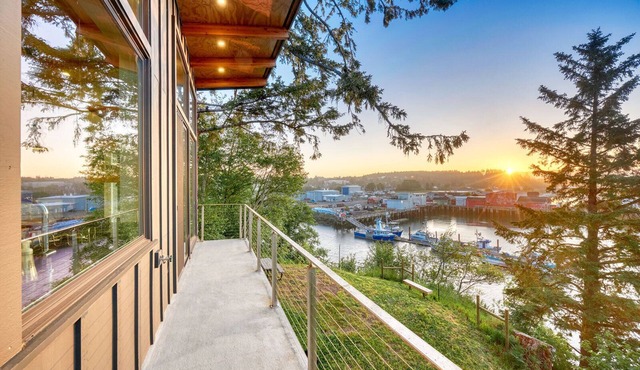 NEW! Luxury, Waterfront, Natural beauty, Near restaurants (Harbor)