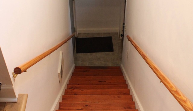 Nice quiet 1 bedroom Queen bed Carriage House in historic neighborhood.