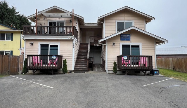 Ocean Shores studio with kitchenette-minutes from beach-Anchor Ashore Condo #1