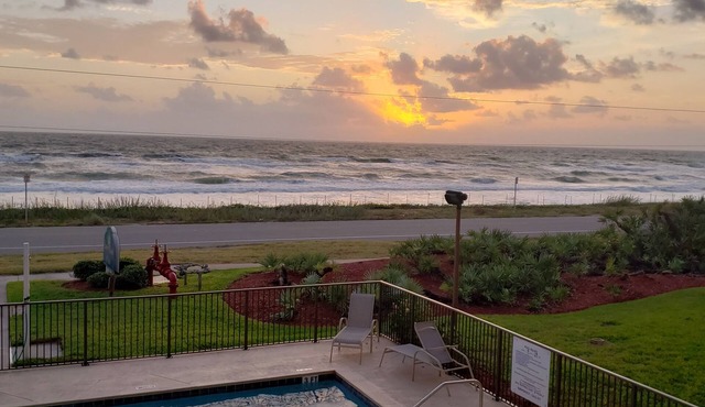 OCEANFRONT 3BR/2BA sleeps 8. Updated amenities, with balcony. Beach & pool view. in Ormond Beach