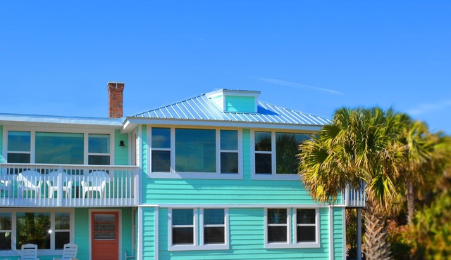 Oceanfront Cottage: 7 Bedrooms : Sleeps 16 : Parking for 6 Cars : Outdoor Grill