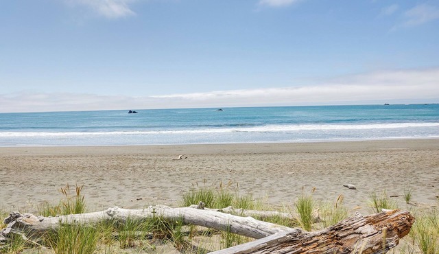 Oceanfront Smith River Cottage: Beach Access!