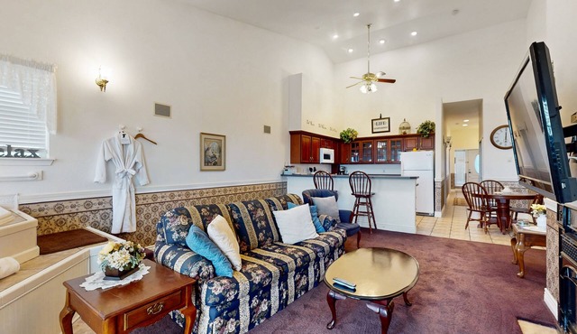 Oceanfront suite w/deck, beach view, fireplace & jetted tub
