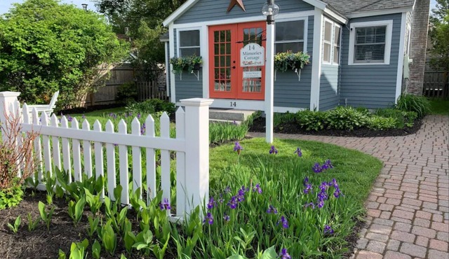 Ogunquit Footbridge Beach, sleeps 6, outdoor shower & fireplace, smoke free home in Ogunquit