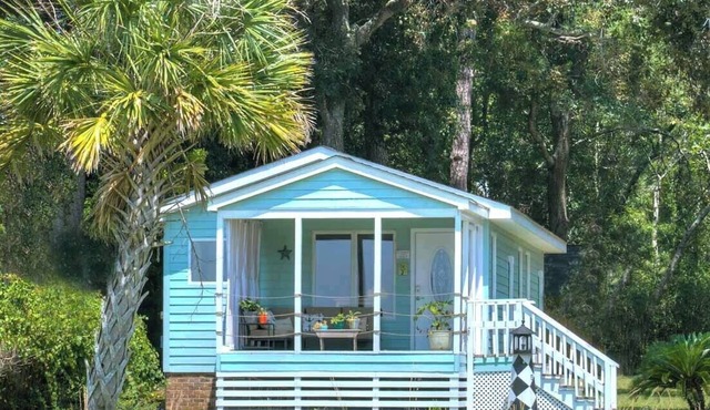 Old Ferry Cottage.A Secluded Coastal Getaway ~ 5 minutes to Holden Beach!