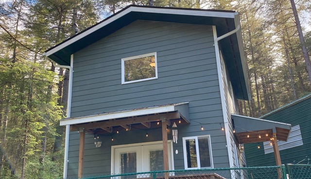 Old Forest Cottage on Douglas Island. Five-minute drive to downtown Juneau!