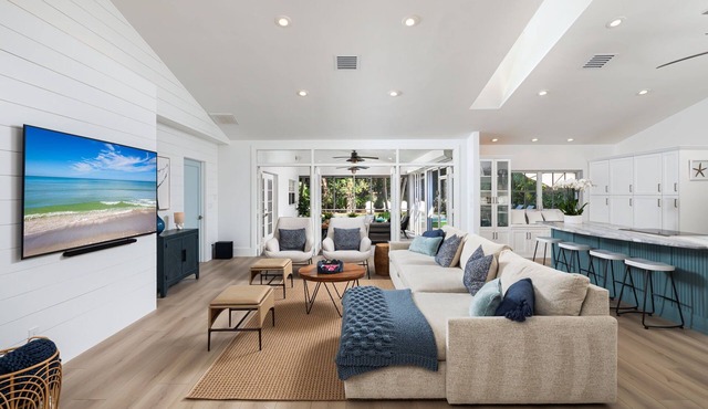 Olde Naples Beach House. Newly renovated, walk to beach and Four Seasons Resort
