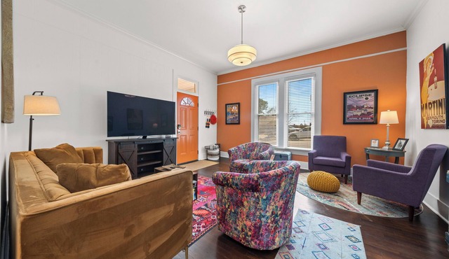 Orange Street Cottage - Walk to Restaurants, Shops & Bars in Historic Downtown!