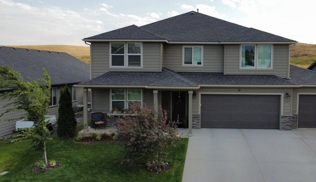 Panorama House - over 3200 SQ/ft of living space. Family- and Pet-friendly!