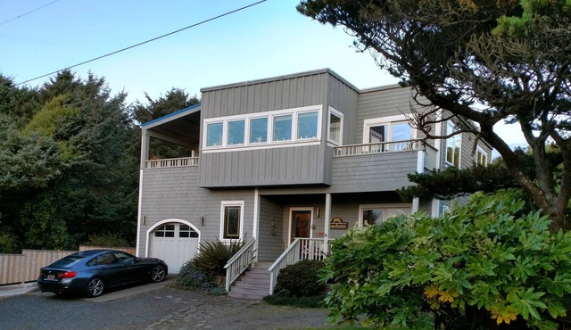 Panoramic Ocean View, less than 2 minute walk to beach - with hot tub