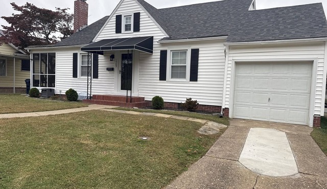Peaceful 3 bed, near hospitals and downtown,screened porch, deck, firepit