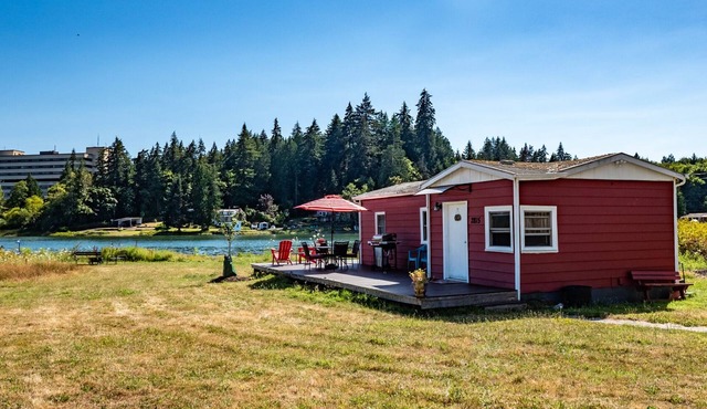 Peaceful Beachfront Cottage - Large Deck & Fire Pit - Gorgeous Views & Wildlife