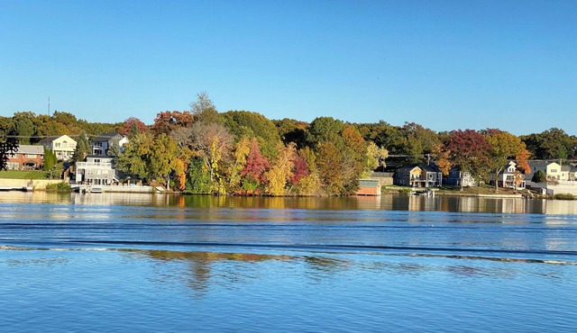 Peaceful Lakeside Retreat. Kayak & Lake View on Lake Quinsigamond,