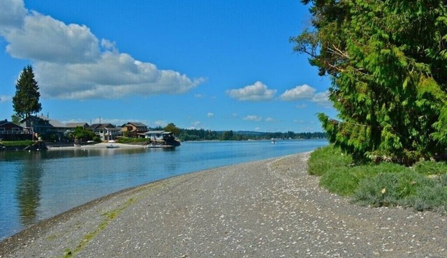 PEACEFUL WATERFRONT RETREAT 30-MINUTE FERRY RIDE FROM SEATTLE!