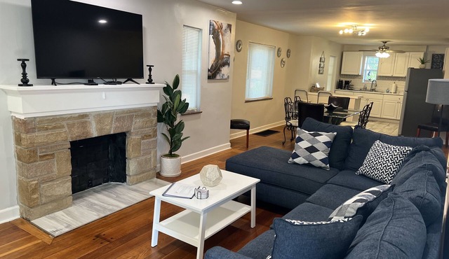 Perfect location 2 minutes to Kenwood Mall, 10 minutes to Downtown