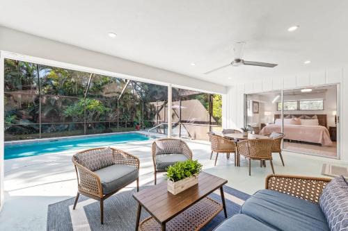 Pesaro - stylish 3BR retreat near Via Miramar Beach, beautifully renovated home with a private pool, lush tropical gardens and premium modern comforts, perfect for families and relaxing getaways, just minutes from sandy beaches and vibrant downtown Naples