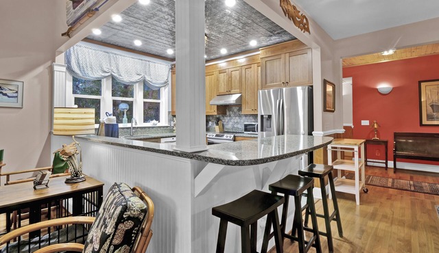 PET FRIENDLY Adorable 3 bedroom/3 bath cottage in convenient island location.
