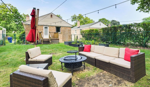 Pet-Friendly Abode, 2 Mi to Dtwn Evanston!