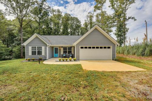 Pet-Friendly Home in Monroe: Deck, Grill & Yard!