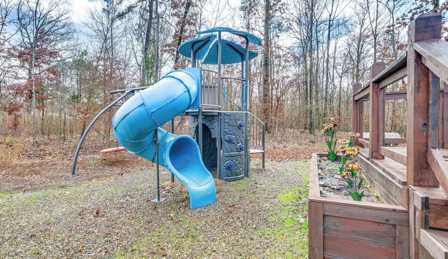 Pet-friendly Home w/Deck in Broken Bow!
