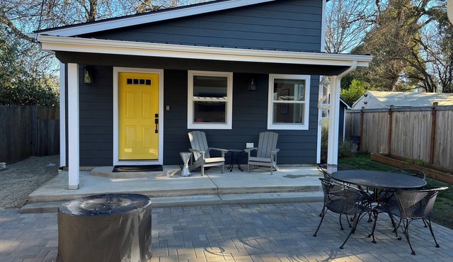 Pet Friendly Tiny Glass House Close To The Airport and Downtown