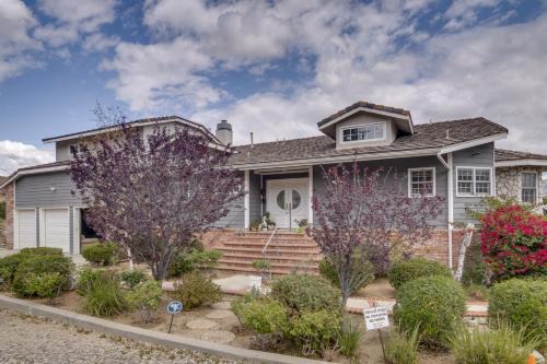Pets Welcome! Simi Valley Home w/Mtn & City View