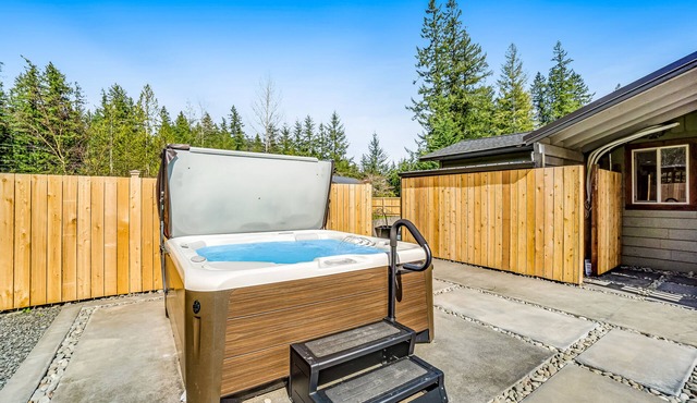 Picturesque home/wedding venue with hot tub, mountain view, WiFi, & Netflix