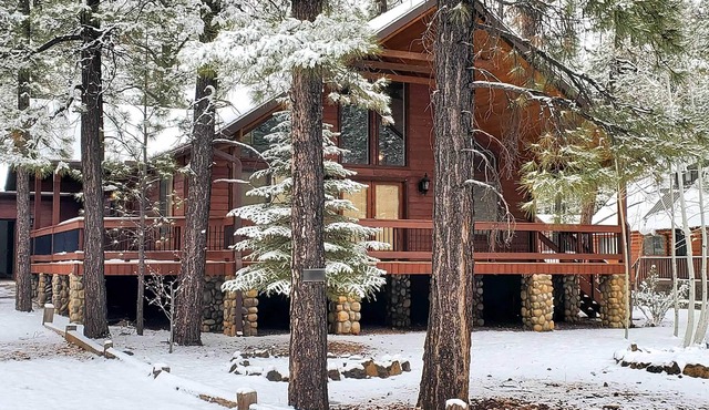 Pinetop Retreat w/Fire Pit & Game Room!