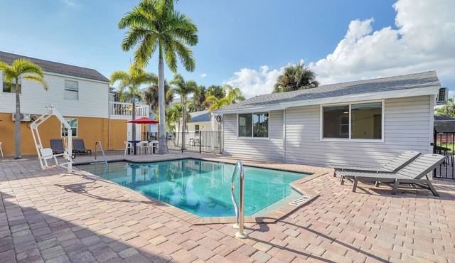 Pink Palm*Steps to Beach*Pool & Sofa Bed- Walk to Times Square, Fort Myers Beach