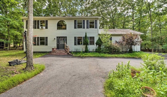 Pocono Gem with Deck and Fire Pit, 9 Mi to Skiing! in Bushkill