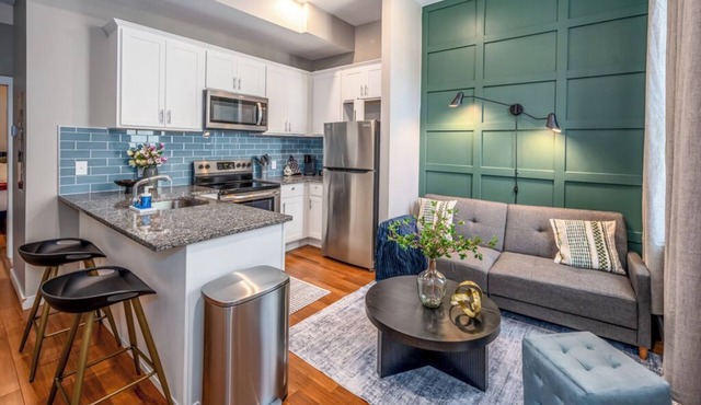 Prime OTR+2 Lux Queen Beds+Sleeps 5ppl+Steps to Free Light Rail+Wifi+Smart TVs