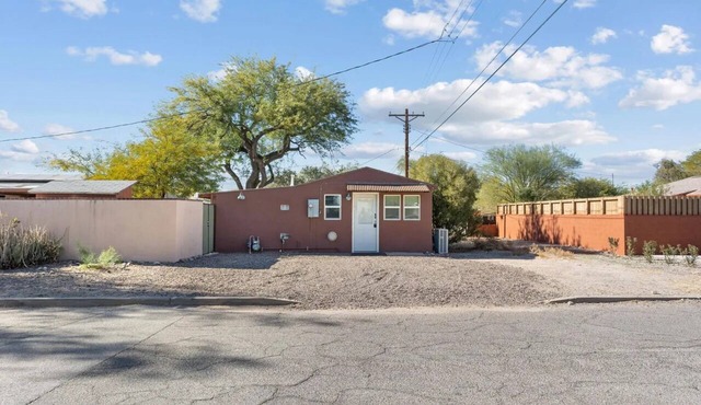 Private 1-BR cottage w/AC. 650 sq ft walled in backyard. Off street parking.