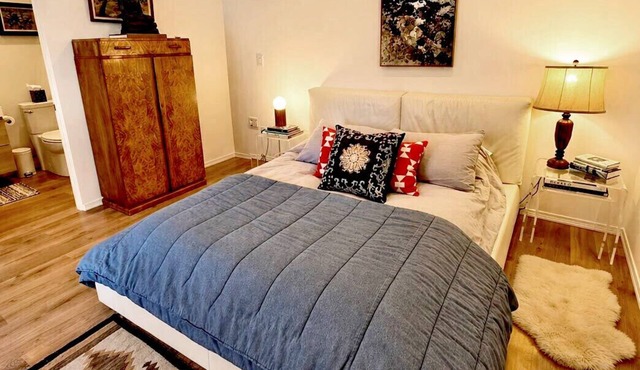 Private Garden Cottage Walk to Downtown Paso