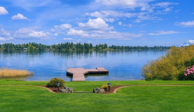 Private Lakefront Urban Oasis. Great Views. Boat, Fish, Jetski, Kayak, or Relax!