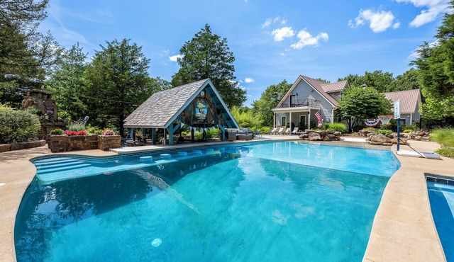 Private Resort Estate: Swim-Up Bar, Pool & Pickleball