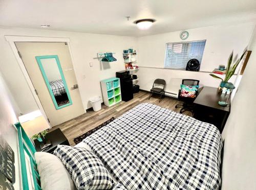 Private Room with Shared Bathroom on the 1st Floor 10 minutes walk to University of Washington in Seattle