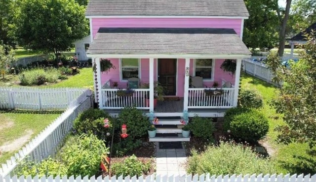Pups welcome! 1 BR with large fenced yard. 3.5 blocks from Downtown New Bern.