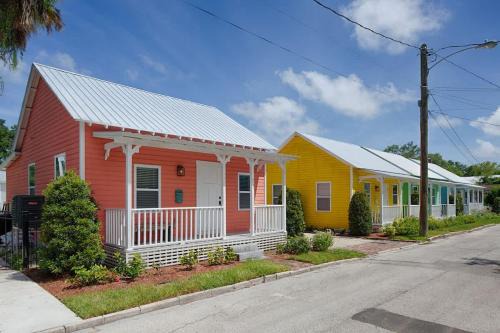 Quaint Cottage with Private Pool-Walk to Everything