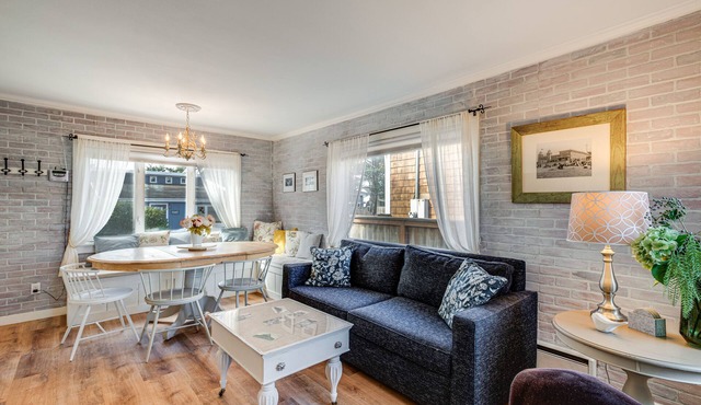 Quaint 'Sur La Mer' Cottage w/Deck, Fire Pit