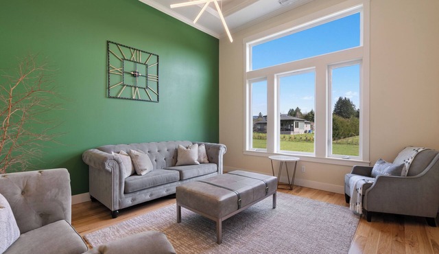 Quiet, Secluded, High End Home Near PDX