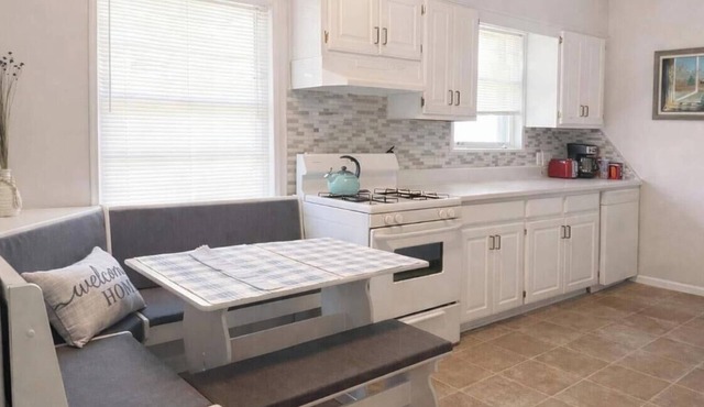 Quintessential cottage walking distance to Oaklawn and minutes from downtown